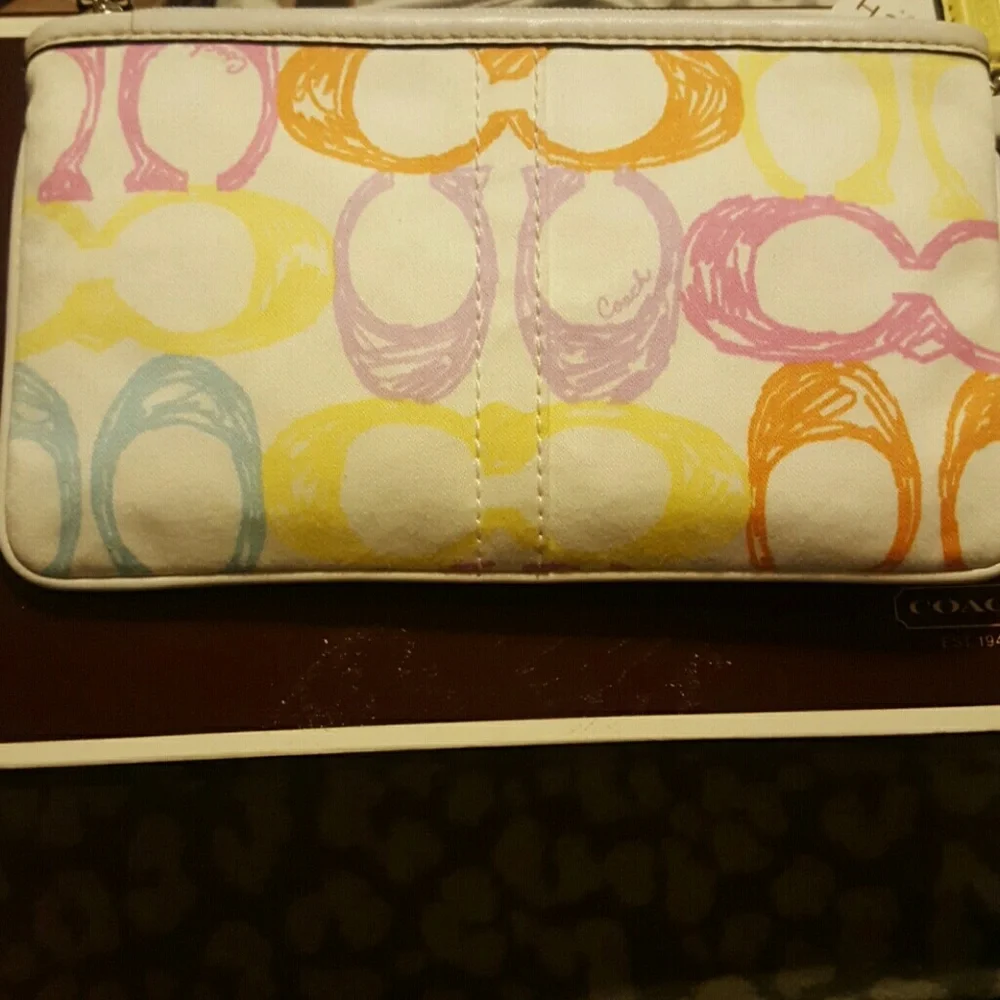 💕 Coach Wristlet - Picture 3 of 5